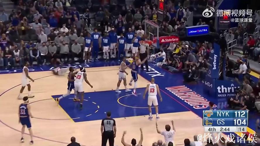 库里：斯潘塞能够持球组织，所以我首节也特意多次打无球